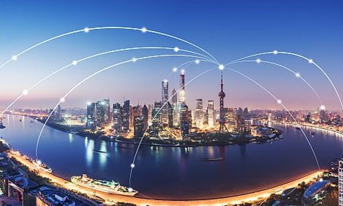 如何设计一个高效的跨境电商系统，以解决国际物流、支付结算和多货币支持的复杂性问题？